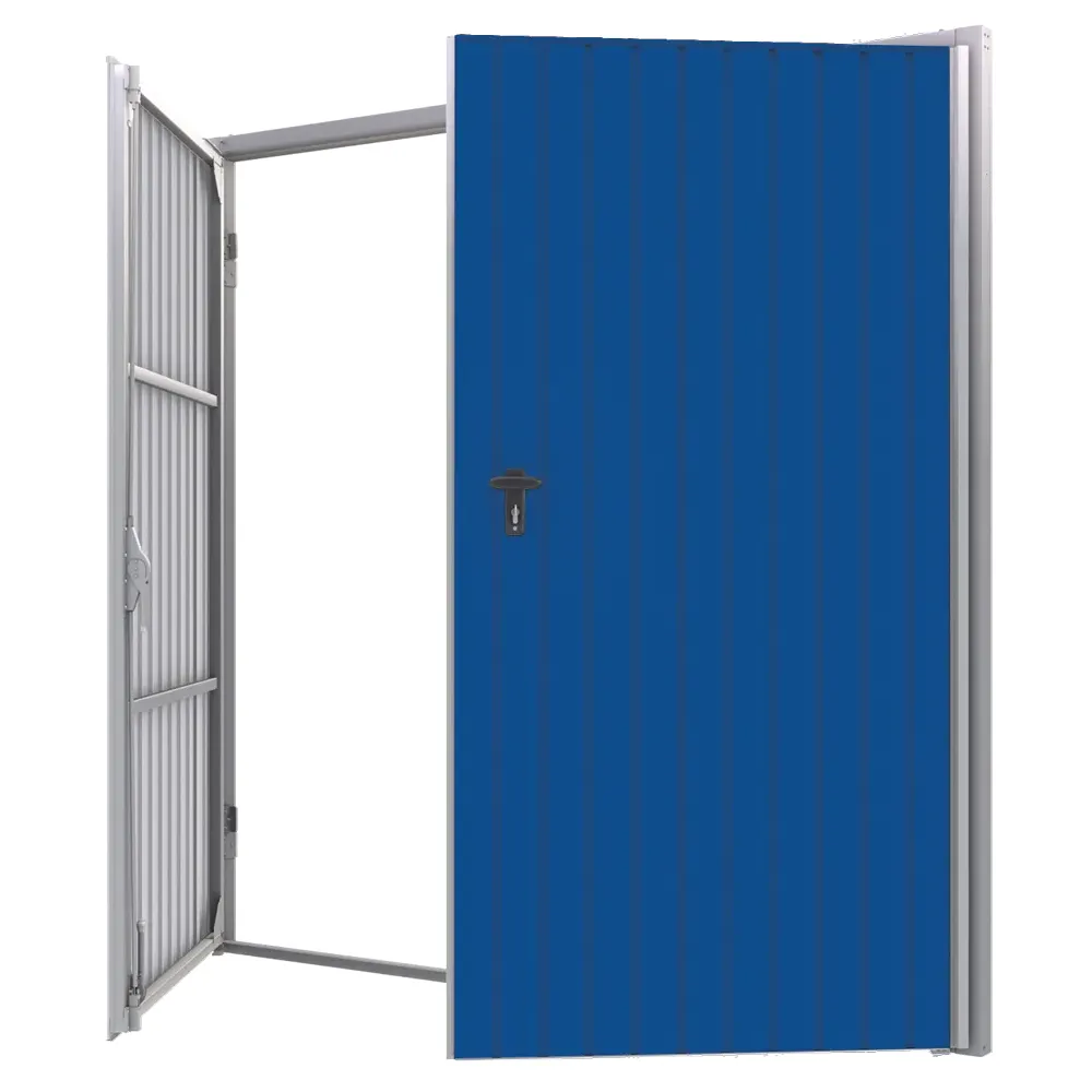 Dubbele openslaande garagepoort met verticale profilering en &eacute;&eacute;n geopend deurblad.