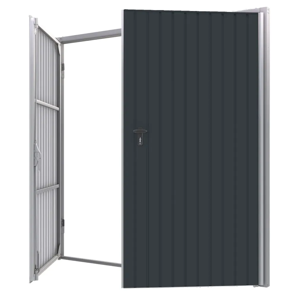 Dubbele openslaande garagepoort met verticale profilering en &eacute;&eacute;n geopend deurblad.