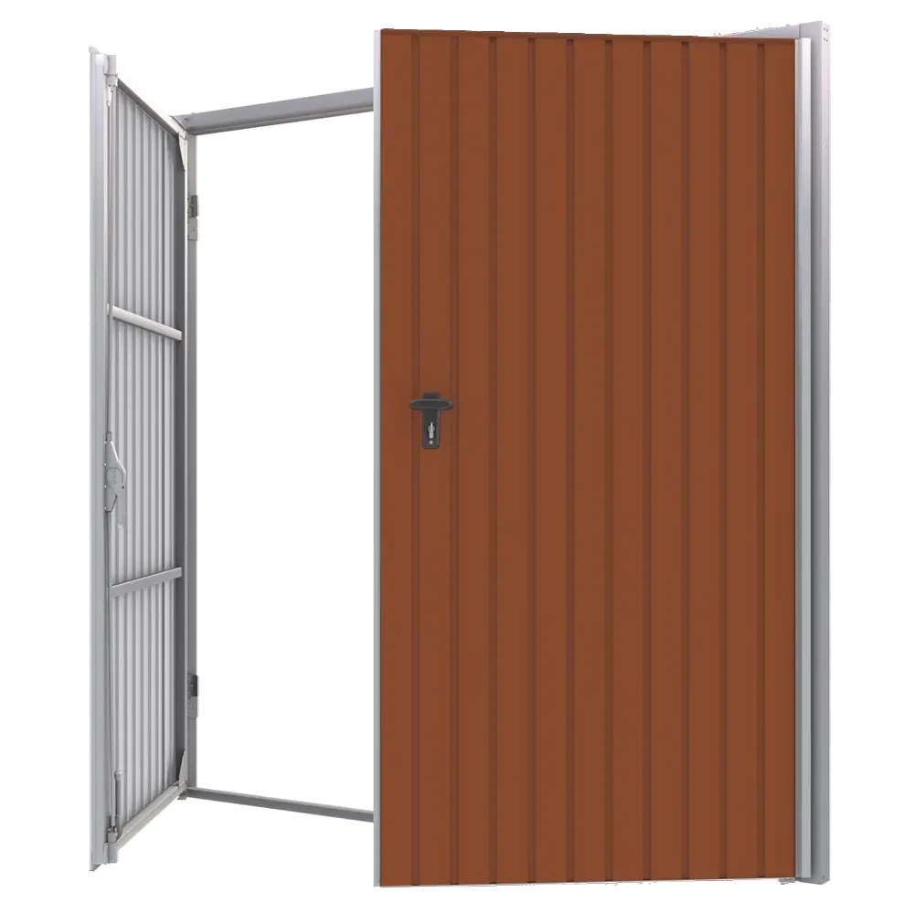 Dubbele openslaande garagepoort met verticale profilering en &eacute;&eacute;n geopend deurblad.