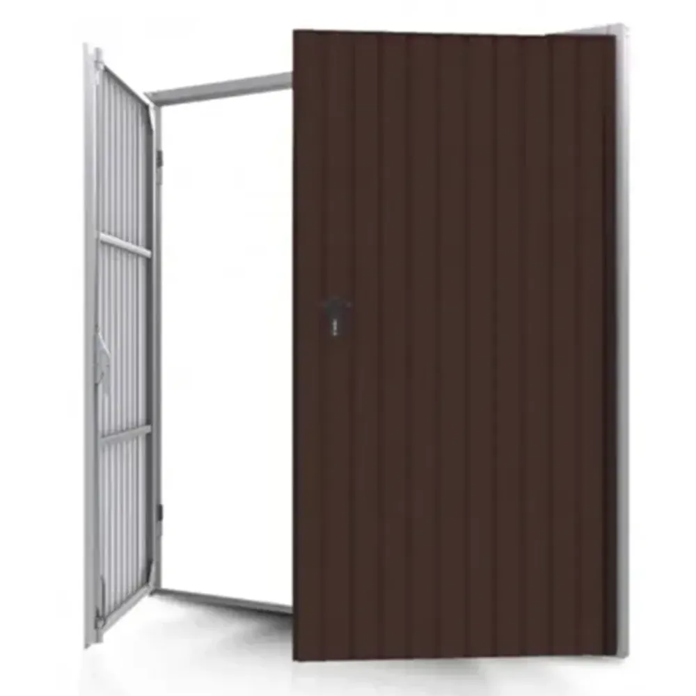 Dubbele openslaande garagepoort met verticale profilering en &eacute;&eacute;n geopend deurblad.