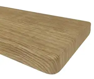 Vensterbank met een &ldquo;Elegance&rdquo;-frees met een subtiel afgeronde, elegante rand &ndash; een moderne en esthetische afwerking.