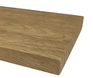 Vensterbank met een &ldquo;Plank&rdquo;-frees met een rechte, licht afgeronde rand &ndash; een natuurlijke uitstraling ge&iuml;nspireerd op hout.