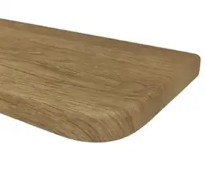 Vensterbank met een &ldquo;Slim&rdquo;-frees met een licht afgeronde, dunne rand &ndash; een minimalistische en moderne afwerking.