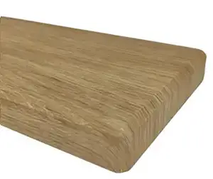 Vensterbank met een &ldquo;Stone&rdquo;-frees met een sterk afgeronde, massieve rand &ndash; een elegante afwerking ge&iuml;nspireerd op natuursteen.