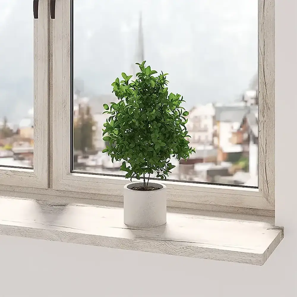 MDF binnenvensterbank in een lichte houtlook met een bloempot op de vensterbank, modern interieur met uitzicht naar buiten.