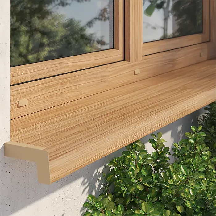 gelakte stalen buitenvensterbank in een natuurlijke houtlook, onder een houten raam op een lichte, gestucte gevel