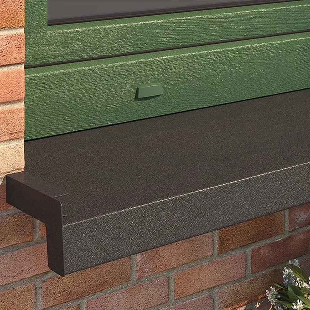 Stalen buitenvensterbank met een donkere structuur, gemonteerd onder een houten raam op een lichte gevel